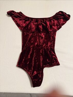 Off-Shoulder Velvet Bodysuit in Deep Wine Red s-31